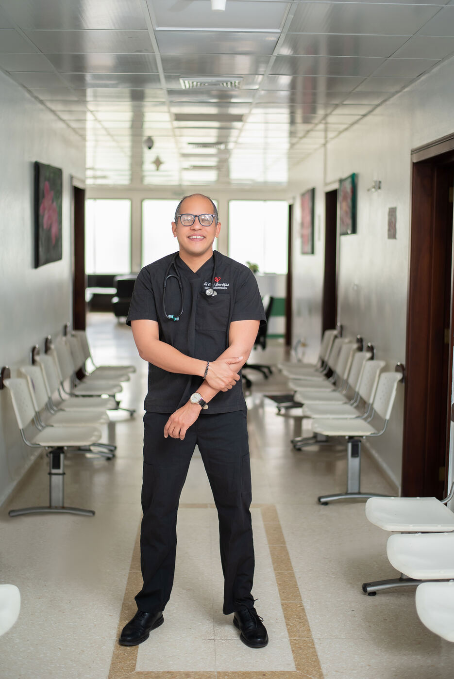El Dr. Garcia Safadit de pie en el pasillo del centro médico