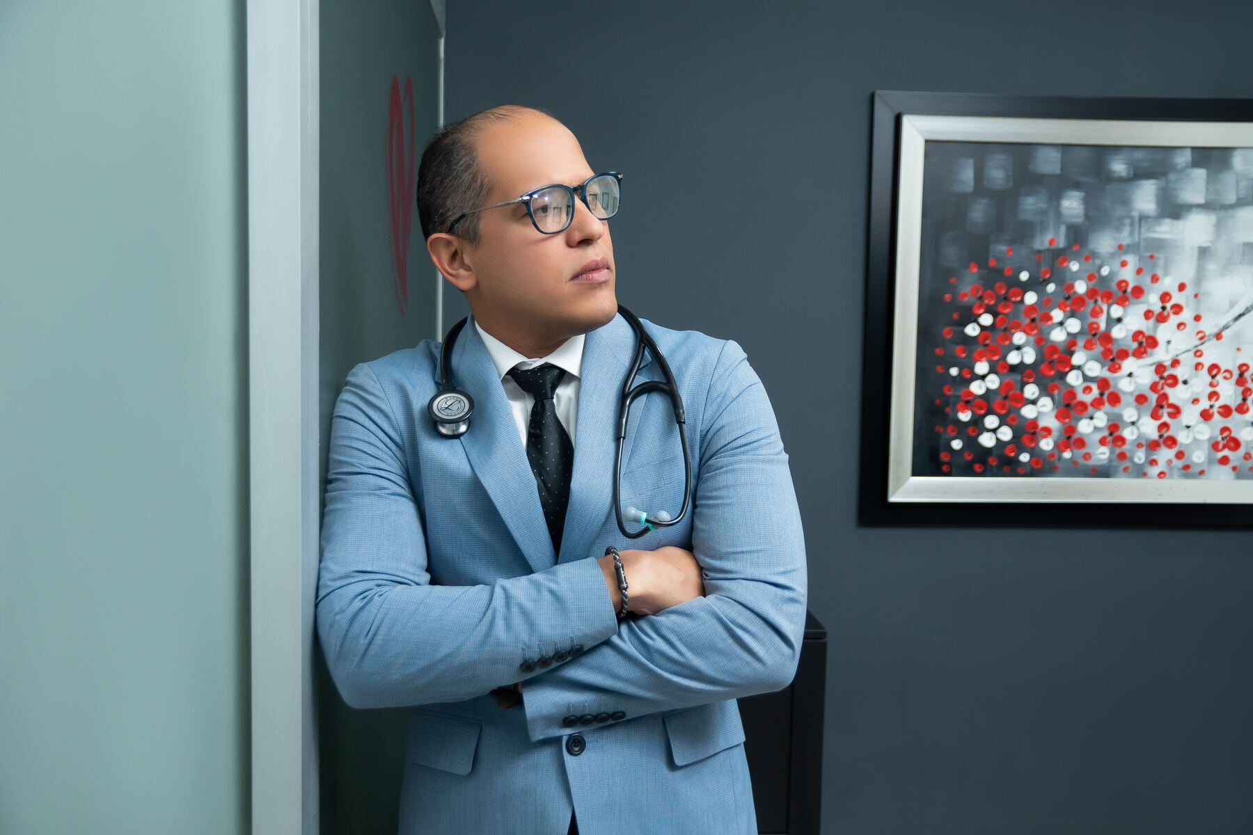 El Dr. Garcia Safadit con chaqueta azul y estetoscopio, brazos cruzados